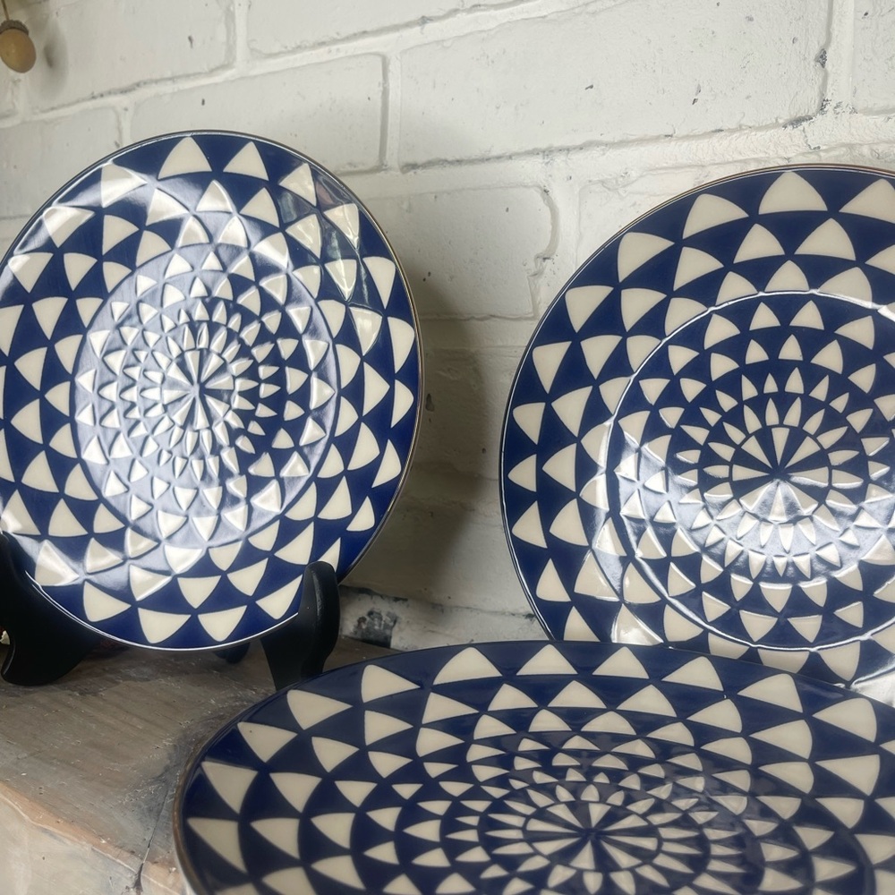 Set of 4 Navy & White 8” Medallion Salad Plates - Picture 3 of 4